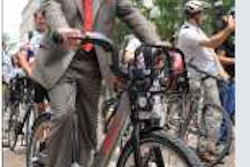 Looky there – DOT Secretary Ray LaHood seems full of employee satisfaction as he pretends to use the SmartBike DC bike rental program, which DOT endorses.