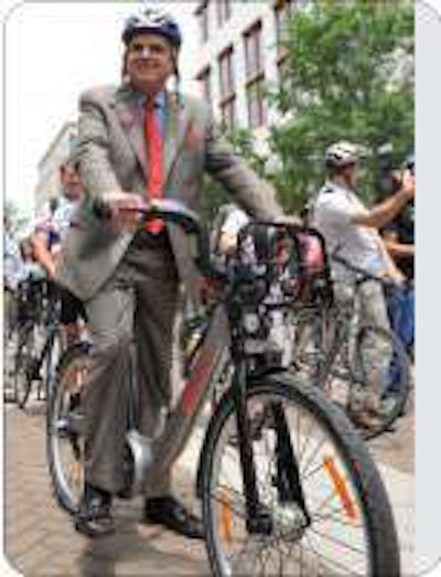 Looky there – DOT Secretary Ray LaHood seems full of employee satisfaction as he pretends to use the SmartBike DC bike rental program, which DOT endorses.