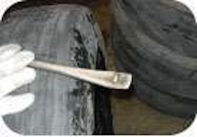 The smooth surface and spoon shape of this device will protect the delicate bead from damage during de-mounting and mounting.