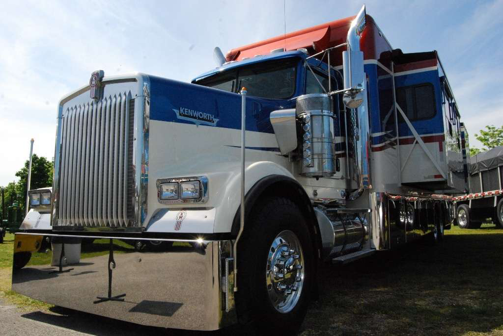 Hyler Bracey&rsquo;s 2007 Kenworth W900 Motor Home with NRC Conversion