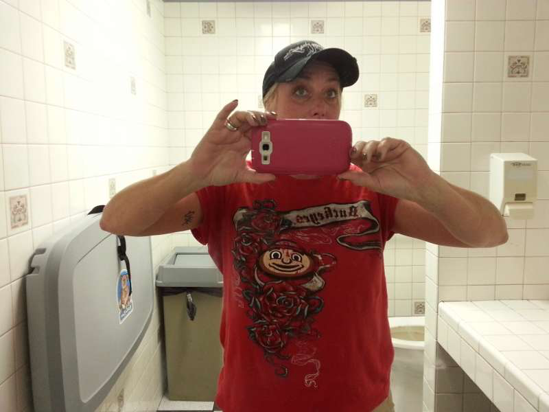 Wendy In Mirror 800x600