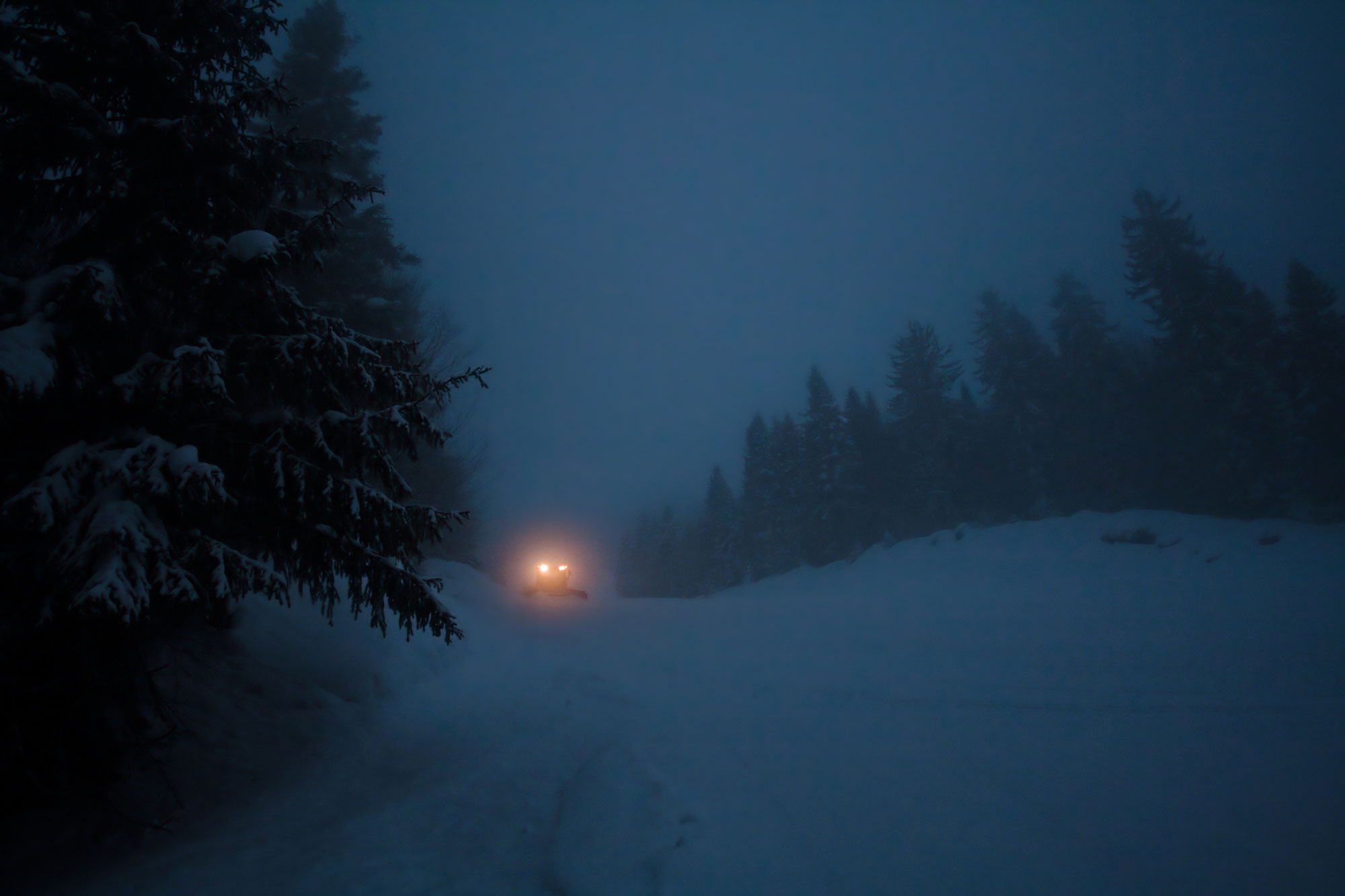 Truck-at-night-in-snow