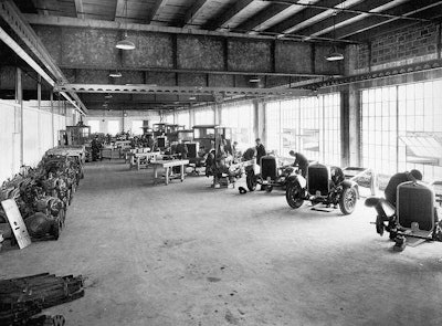 1920s: A Kenworth production facility