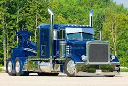 Schultz’ Pete is powered by a 430-hp Detroit Series 60 engine and has strapless air cleaners with billet screens, custom visor, Street Rod headlights, custom-built headache rack and custom fenders.