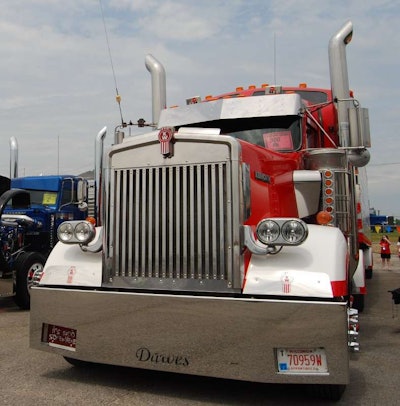 Find more views of owner-operator Morry Dawes’ and his son Joel Dawes’ rigs, such as Morry’s 2001 Kenworth W900 and reefer trailer pictured, via this link.