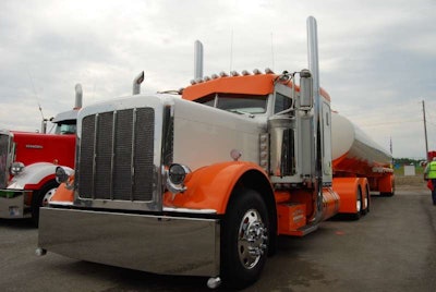 Bill Rethwisch’s 2012 Peterbilt 389 / Polar tank combo took home Best of Show in Working Combo at Fitzgerald’s in Crossville. Find more pictures of the stunning interior and more in a gallery via this link.