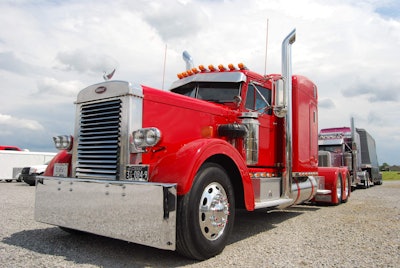Follow this link for more on Tobby Donalson’s Antique Bobtail-class-winning 1959 Peterbilt 351.