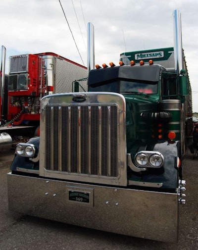 The “Mystery Machine” of a bull-hauling 2002 Pete “369” — owner Ronnie Millsaps tricked out the front end to fool you into thinking it’s a 359. The rig was showcased at the Crossville, Tenn., Pride & Polish event in June.