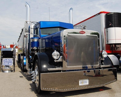 Davis Bros. 2005 Peterbilt 379 daycab/hopper bottom combo show truck