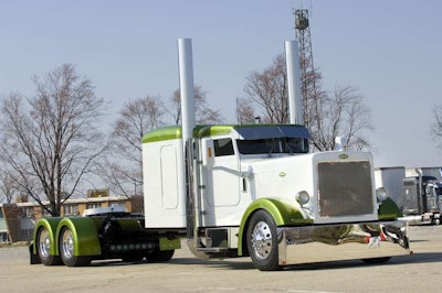 Dean Bugg stretched the frame of his log-hauling Peterbilt 359 to 339 inches and, appropriately, named the truck Low & Long.