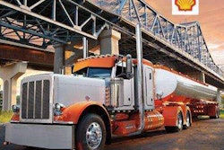 Bill Rethwisch’s 2012 Peterbilt 389 was photographed at the U.S. 16 Bridge in La Crosse, Wis.