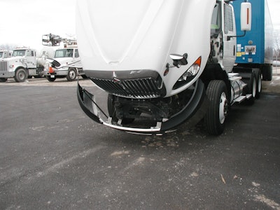 Hendrickson-Aero-Clad-International-ProStar-Tilt-Mount-bumper