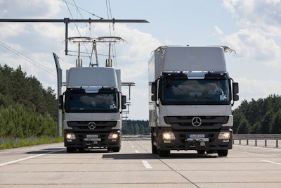 If a driver needs to pass a slower truck in the eHighway lane, the system automatically disconnects from the power grid, and the prong-shaped pantograph wand lowers. The system automatically re-engages the power grid when the driver returns to the eHighway lane.