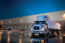 photo_vnl-daycab-at-dock