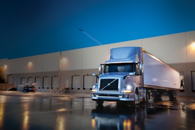 photo_vnl-daycab-at-dock