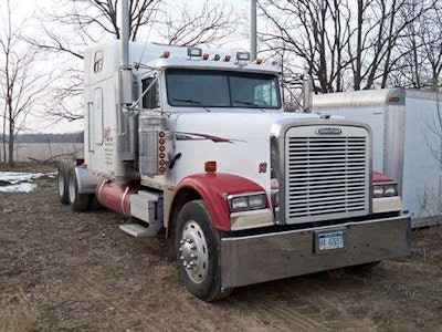 Melvin Davis' 2000 Freightliner Classic before picture