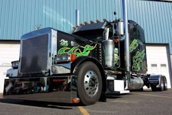 Trinity Kustomz shot of Derek Smith's 2005 Peterbilt