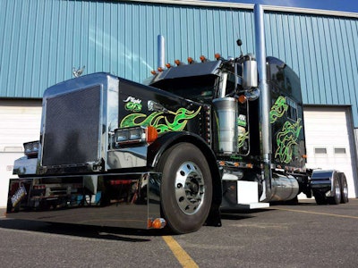 Trinity Kustomz shot of Derek Smith's 2005 Peterbilt