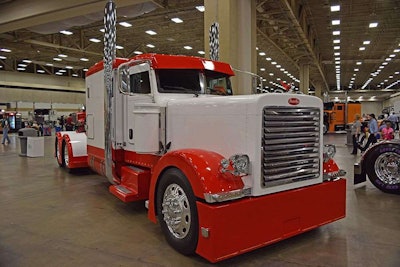 Catch a gallery of images of Ron Brubaker’s 1993 “One of a Kind” Peterbilt 379 as well as his son Dan’s green 2014 389 glider via this link.