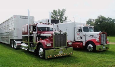 Davis’ older rig, the 1988 FLD at right (which you can read more about via this Channel 19 post), bagged the 2nd-place trophy in its class. “The A model KW” also pictured here, noted Davis, “won 1st place and well deserved it at that.” Who’d Davis cast his vote for? The KW, no doubt, he says.