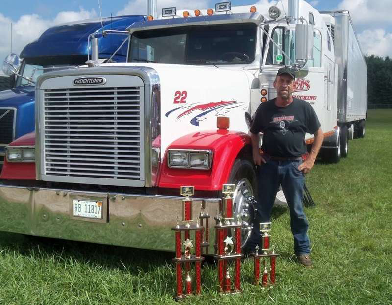 Hillbilly Hilton and Davis with trophies (800&times;622)