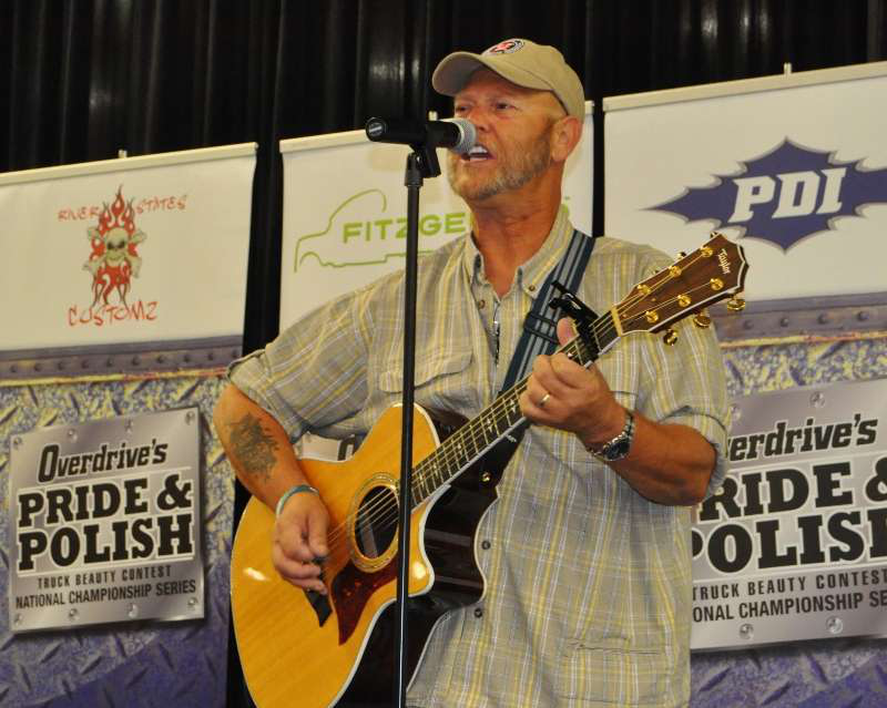 Keith Sampson performing (800x639)