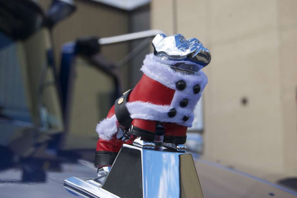 mack-bulldog-christmas-santa