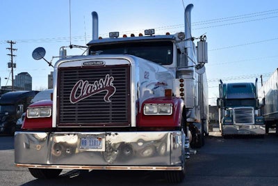 Melvin Davis' 2000 Freightliner Classic