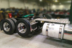 01-mack-pinnacle-6x2-liftable-pusher-axle