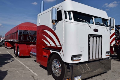 Jimmy Davis of olskoolstainlessconcepts.com did the interior/exterior customization on this 2003 Pete 362. It’s being shown by Reinsfelder Inc.