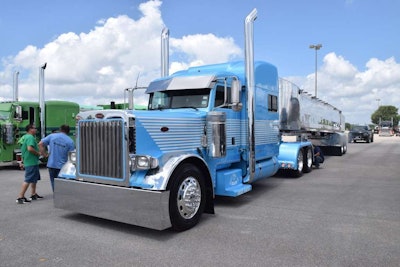 Justin Hall's 'Deja Blue' 2005 Peterbilt 379