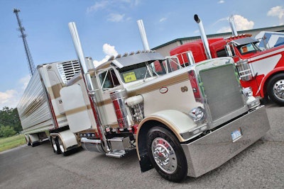 Jeremy Hassevoort’s “Gold Digger” — a 1986 Peterbilt 359 and ’01 Utility reefer — won Best of Show at the 2015 Fitzgerald Truck Show Pride & Polish.