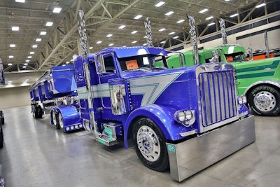 Joe Regalado’s 2000 379 and CTS dump trailer