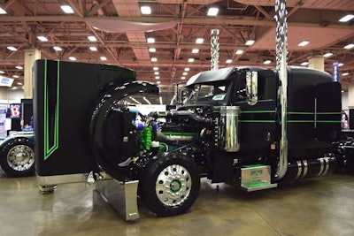 Eric Hassevoort's 2015 Peterbilt 389 glider, Working Bobtail finalist