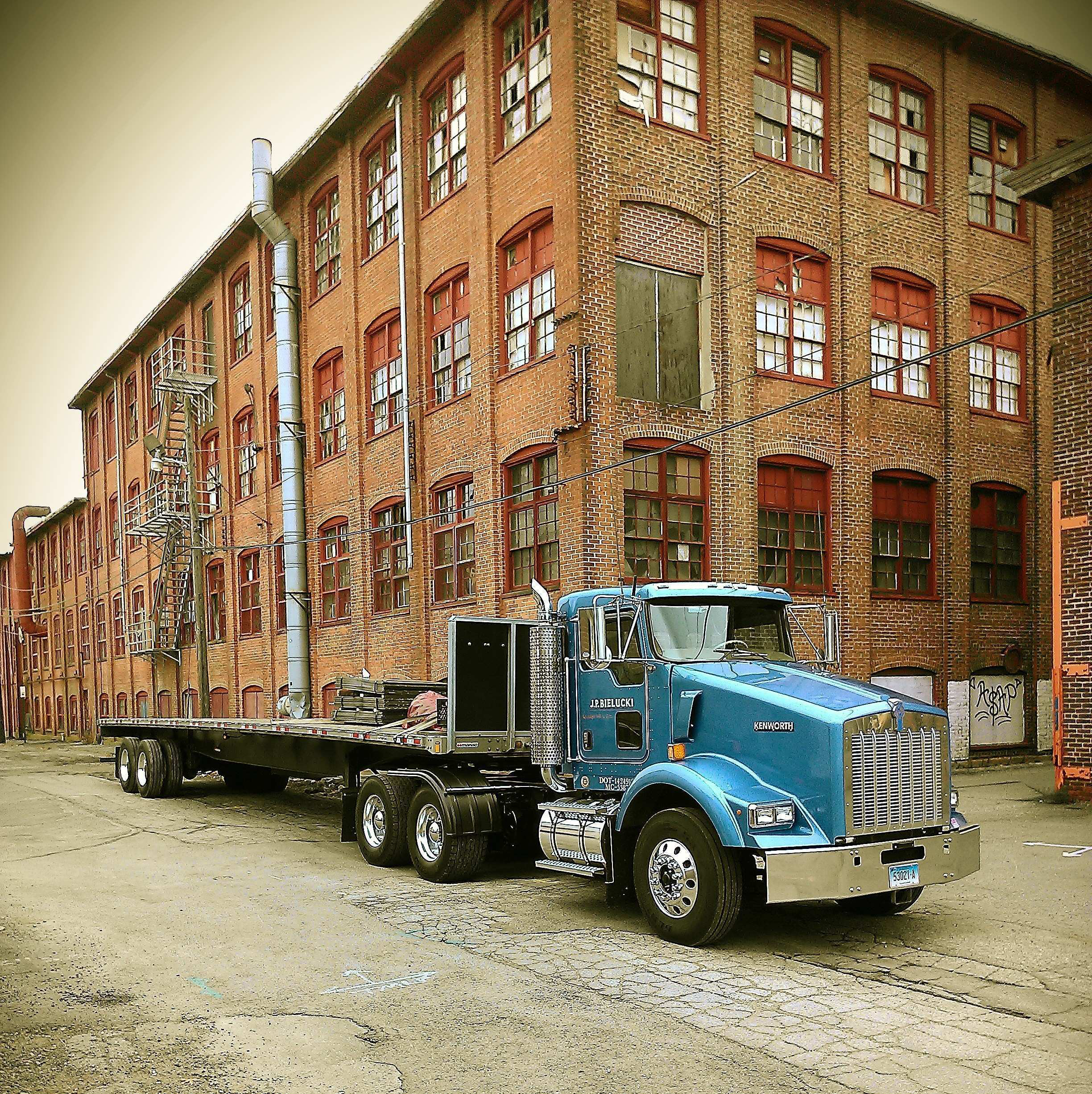 Joe-Bielucki-Kenworth-T800-unloading-steel