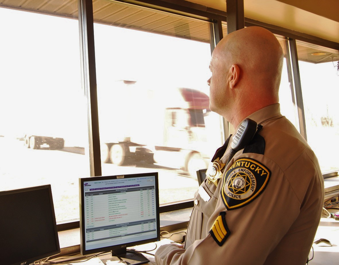 Officer-screening-trucks-for-inspection-in-kentucky-bypass