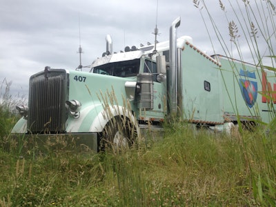 John Graham, previously leased with Interstate Van Lines, now leases with National Van Lines. His 2002 Kenworth W900 features a custom sleeper.