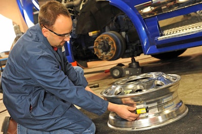 Bendix SmarTire TPMS uses wheel-mounted sensors to monitor temperature and pressure inside each tire, which can help drivers detect tire problems.