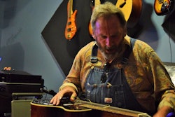 Marhoefer-on-lap-dobro