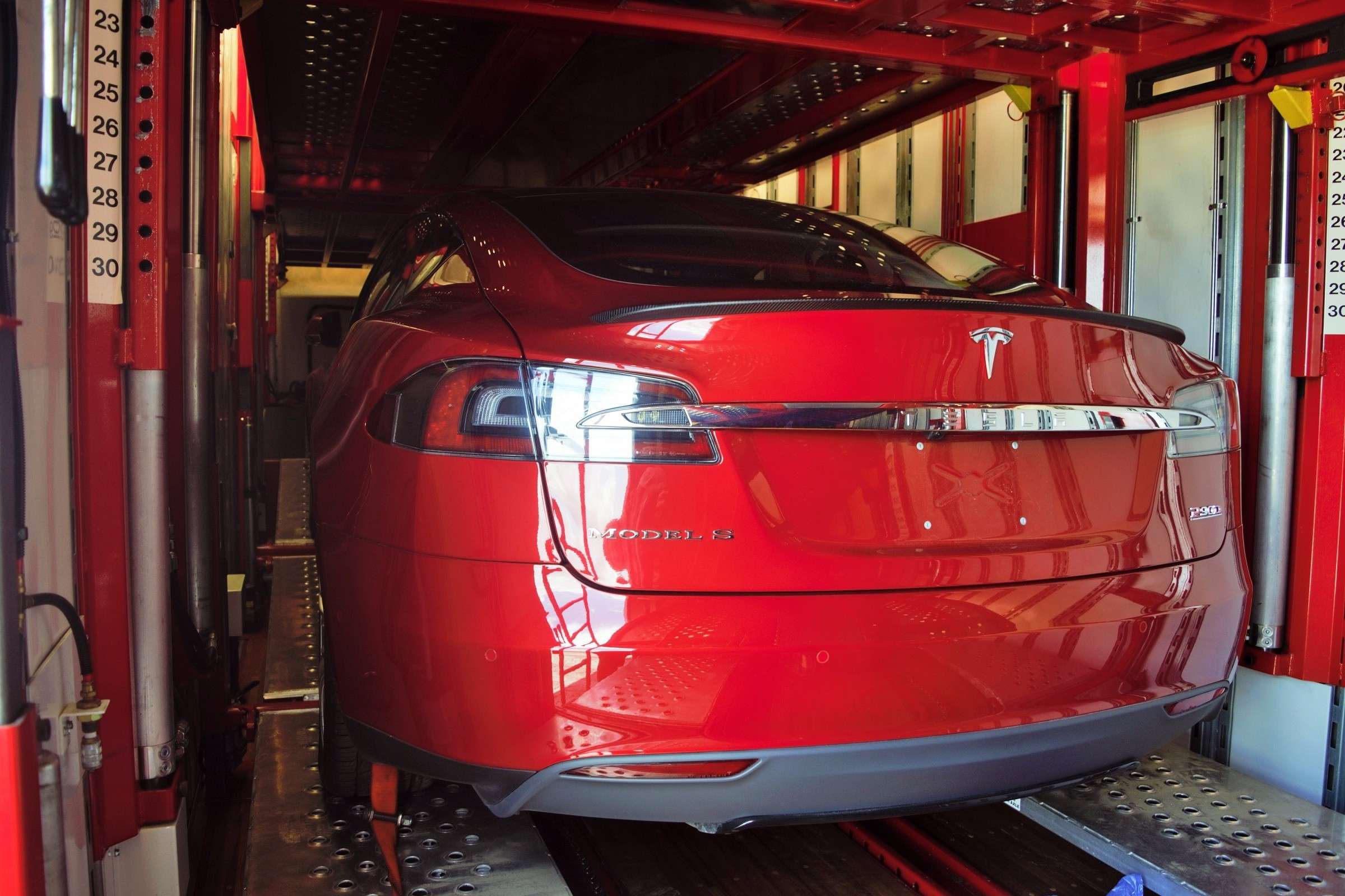 Tesla-Model-S-in-car-haul-trailer