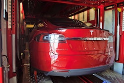 Tesla-Model-S-in-car-haul-trailer
