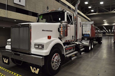 Christ Court/Larry Smith โ 2016 Freightliner Coronado/2016 Hicks Aluminum Dump