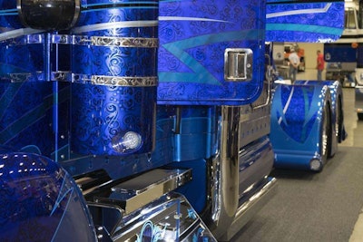 Mendez made use of four different blues in the truck’s paint scheme. He noted the continuity of the lines running from the KW’s grill all the way to the rear bumper.