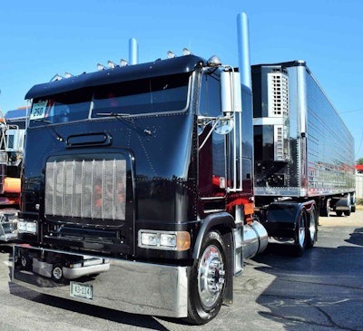 Heard Trucking’s 1996 Freightliner FLD
