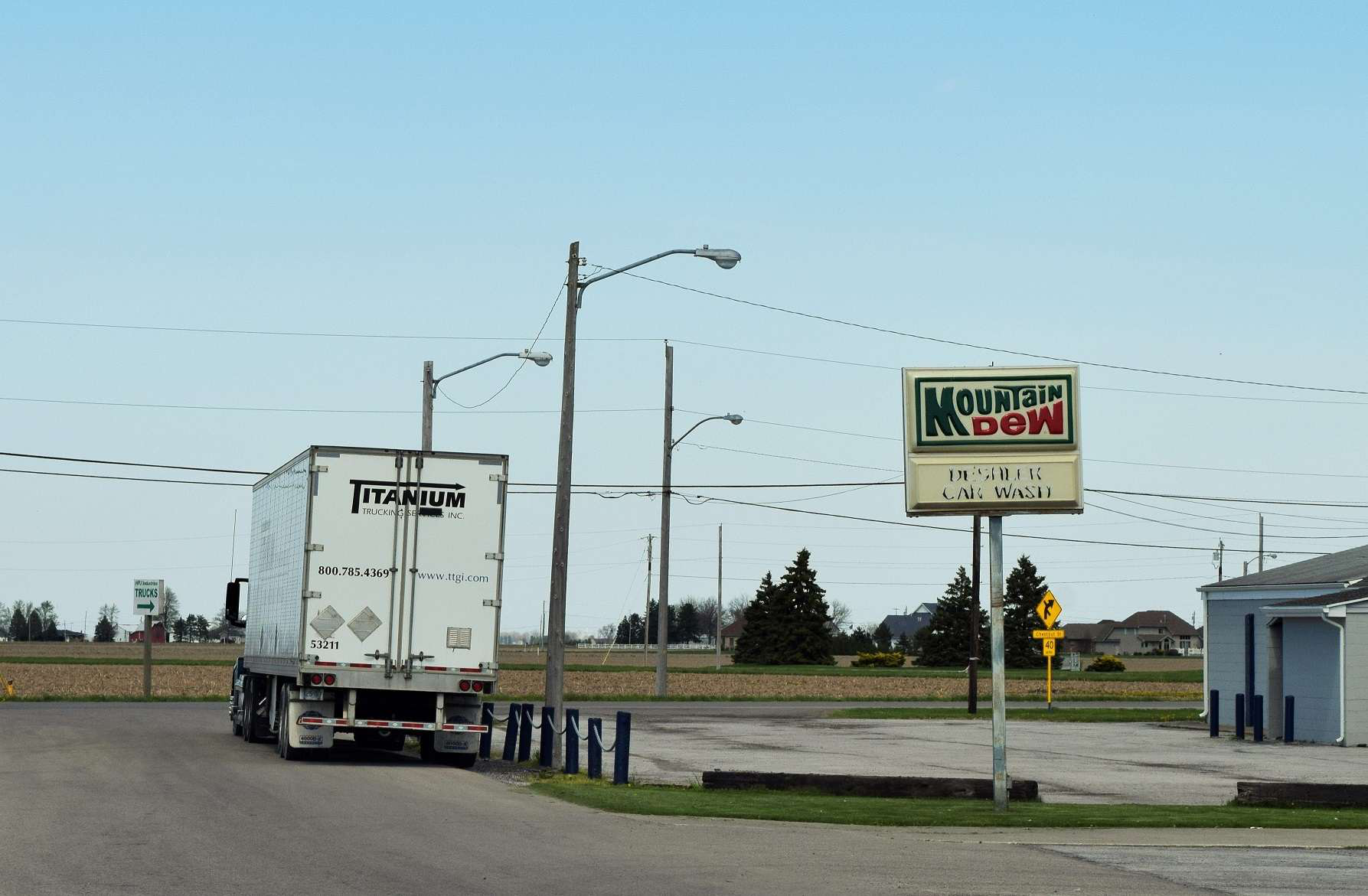 truck-parking-old-sign-2017-06-27-07-38