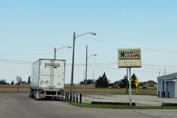 truck-parking-old-sign-2017-06-27-07-38