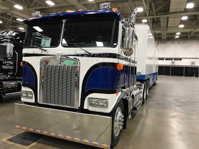Geo Cuellar and David Schnautz's 1985 Kenworth K100E.