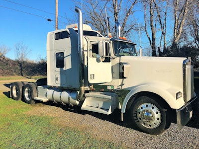 She was showing her age a bit here and there, as you might be able to see in this before pic, after which Salmon got to work on the paint here and on his reefer trailer as well.