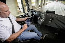 trucking-future-driver-in-autonomous-truck-2018-04-25-15-45