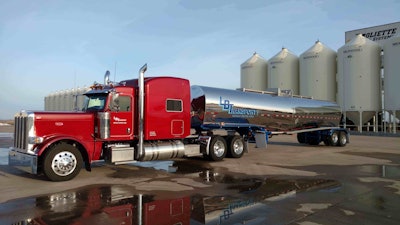 Garry Combe's 2018 Peterbilt 389 Fitzgerald glider hauling an LB Transport tank